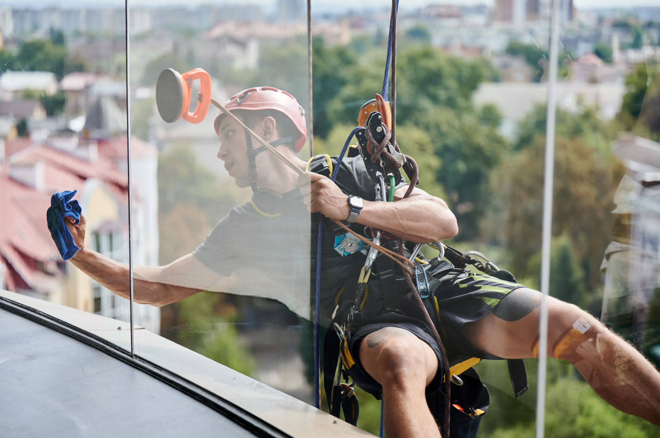 Миття вікон альпіністами у Києві